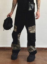 Load image into Gallery viewer, PATCH CARGO CAMO SWEATPANTS (BLACK-CAMO)
